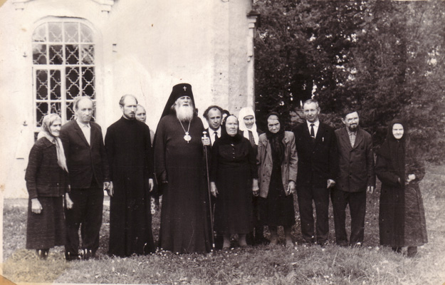 Архиепископ Феодосий с прихожанами у Ермолинского храма (1969-70?)