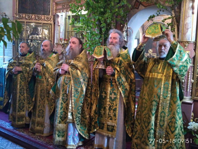 Великий Вход в День Святой Троицы,(слева направо - иеромонах Антонин,иеромонах Илларион, игумен Антоний, игумен Варлаам, дьякон Владимир), 27 мая 2018
