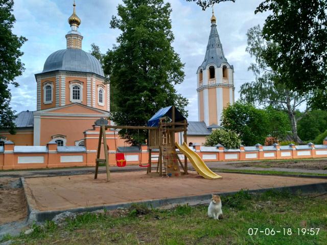 Вид на детскую площадку возле храма, июнь 2018